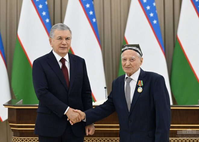 Prezident Shavkat Mirziyoyev “Ustazlar hám muǵallimler kúni” múnásibeti menen bilimlendiriw tarawında ayrıqsha órnek kórsetken xızmetkerlerden bir toparına mámleketlik sıylıqlardı tapsırdı.